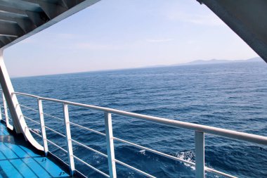 Yolcu teknenin detayları. Kruvaziyer gemisi güvertesi. Cruiser tarafından tatil gezisi sırasında Lacivert deniz, ufuk ve gökyüzü gemi güvertesinden pitoresk görünümü. Deniz veya okyanus manzaralı balkon gemi veya tekne dış.