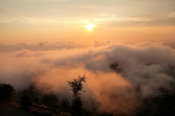 Beautiful structure of clouds on sky, mountain landscape with dense fog at sunset on horizon of beauty natural environment. Panorama of amazing sunrise view show sun rays through clouds over mountain. — Stock Photo, Image