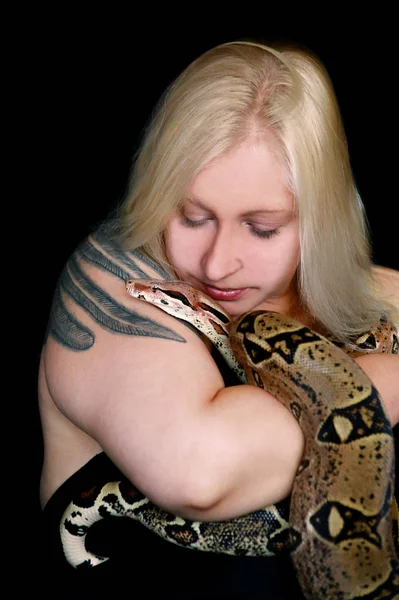 Portré lány Boa constrictor kígyó. Gyönyörű nő tartja kígyó a kezében, és pózol a kamera előtt. Egzotikus trópusi hidegvérű hüllő, nem mérgező Boa constrictor fajok kígyó. — Stock Fotó