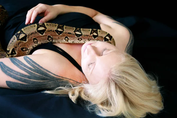 Snake on body, beautiful woman pose in front camera. Non poisonous Boa constrictor species of snake slithering and crawling per female body. Exotic tropical cold blooded reptile animal. Pet concept. — Stock Photo, Image