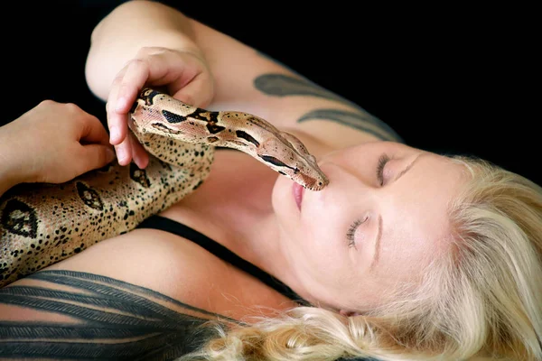 Retrato de niña con serpiente Boa constrictora. Hermosa mujer sostiene la serpiente en las manos y posando delante de la cámara. Reptil exótico tropical de sangre fría, no venenoso Boa constrictor especie de serpiente . —  Fotos de Stock