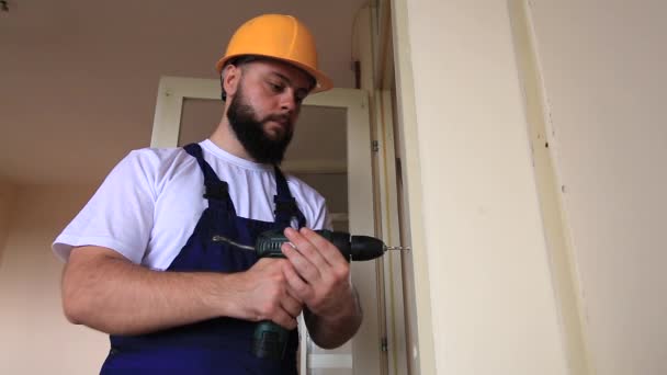 Robotnik Budowlany Majster Pracuję Remont Mieszkanie Budowniczy Wiertłami Elektrycznymi Otwór — Wideo stockowe