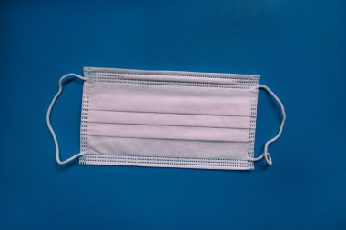 Tıbbi koruyucu beyaz maske, karbon tek kullanımlık fiber yüzü etkinleştirdi. Yüz maskesi koruması, virüs, grip ve koronavirüs (COVID-19), bakteri ve mikroplara karşı. Sağlık ve Cerrahi Konsept.