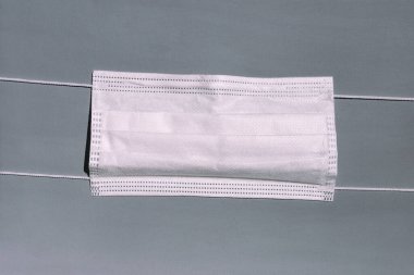 Tıbbi koruyucu beyaz maske, karbon tek kullanımlık fiber yüzü etkinleştirdi. Yüz maskesi koruması, virüs, grip ve koronavirüs (COVID-19), bakteri ve mikroplara karşı. Sağlık ve Cerrahi Konsept.