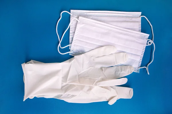 Медицинские Защитные Одноразовые Белые Маски Перчатки Синем Фоне Защитное Оборудование — стоковое фото