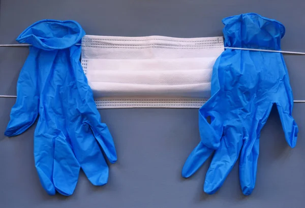 Ζεύγος Του Ιατρικού Μπλε Λατέξ Προστατευτικό Γάντι Και Λευκή Μάσκα — Φωτογραφία Αρχείου