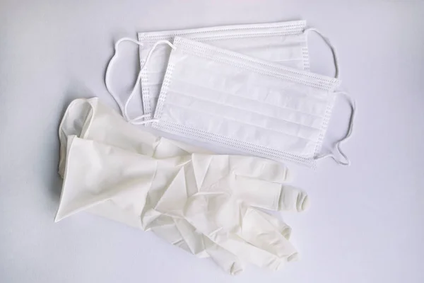 医用防护一次性白口罩和手套 白色背景 防止病毒 流感和大肠病毒 Covid 细菌和细菌的防护设备 保健和外科概念 — 图库照片