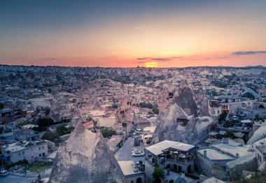 Göreme, Kapadokya günbatımı üzerinde. Ünlü balon fligths ortasına
