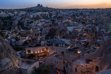 Göreme, Kapadokya günbatımı üzerinde. Ünlü balon fligths ortasına