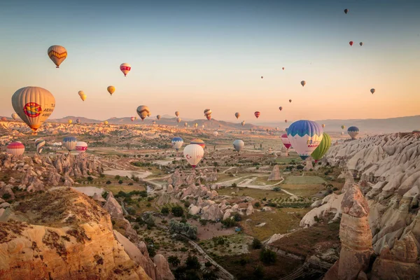 Göreme, Kapadokya - 10 Haziran, 2018: sunrise kırmızı Vadisi üzerinde uçan renkli sıcak hava balonları görünümünü.