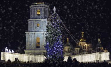 Noel ağacı ışıkları ve Sophia Katedrali ile arka plan üzerine dekore edilmiştir. Ukrayna