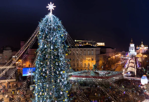 Noel ağacı ışıkları ve Sophia Katedrali ile arka plan üzerine dekore edilmiştir. Ukrayna