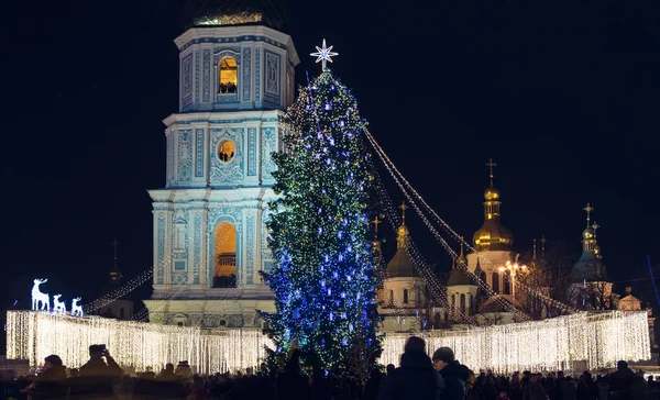 Noel ağacı ışıkları ve Sophia Katedrali ile arka plan üzerine dekore edilmiştir. Ukrayna