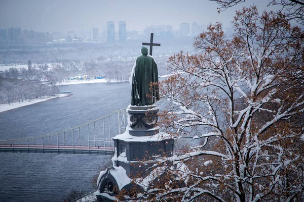 Veduta Del Monumento Vladimir Santo Attraverso Alberi Innevati Nel Parco — Foto Stock