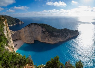 Yaz aylarında Navagio körfezi ve Gemi Batık plaj. Zakynthos, Yunan adasının en ünlü doğal dönüm noktası
