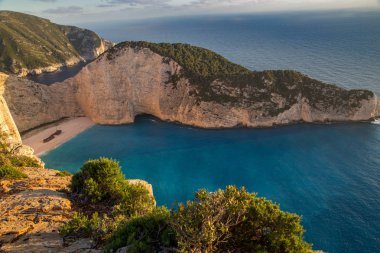Yaz aylarında Navagio körfezi ve Gemi Batık plaj. Zakynthos, Yunan adasının en ünlü doğal dönüm noktası