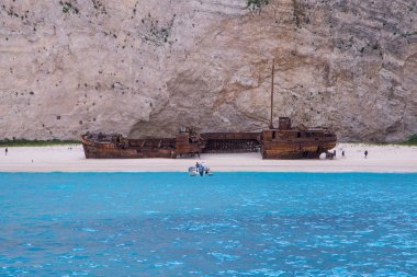 Yaz aylarında Navagio körfezi ve Gemi Batık plaj. Zakynthos, Yunan adasının en ünlü doğal dönüm noktası