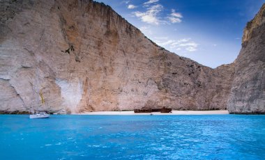 Yaz aylarında Navagio körfezi ve Gemi Batık plaj. Zakynthos, Yunan adasının en ünlü doğal dönüm noktası