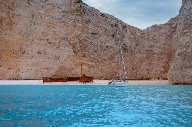 Yaz aylarında Navagio körfezi ve Gemi Batık plaj. Zakynthos, Yunan adasının en ünlü doğal dönüm noktası