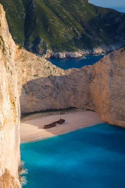 Yaz aylarında Navagio körfezi ve Gemi Batık plaj. Zakynthos, Yunan adasının en ünlü doğal dönüm noktası
