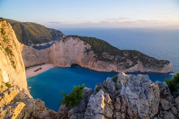 Yaz aylarında Navagio körfezi ve Gemi Batık plaj. Zakynthos, Yunan adasının en ünlü doğal dönüm noktası