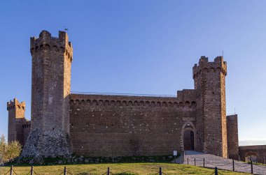 Eski şehrin kulelerinin görünümü, Toskana, İtalya.