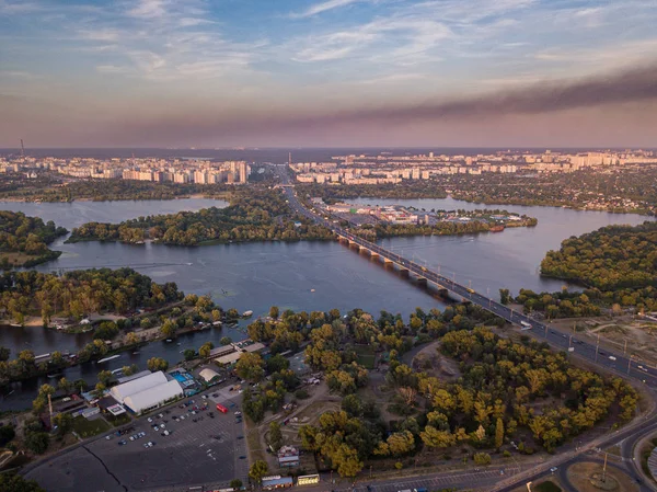 Повітряний вид на нічне місто, яскраві будівлі та міст. Дрон постріл . — стокове фото