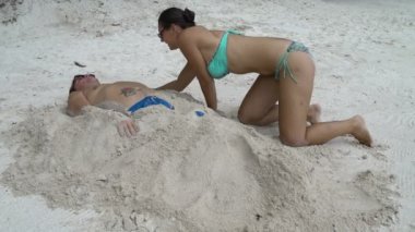 Bir kadın bir erkeğe kumla uyuya kalır. Bölüm 2