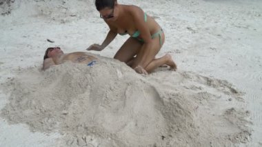 Bir kadın bir erkeğe kumla uyuya kalır. Bölüm 3