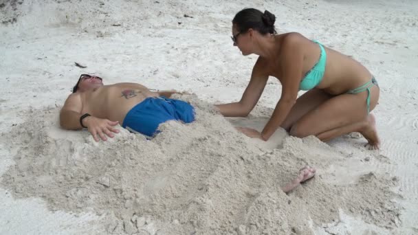 Žena usne na muže s pískem. Část 1 — Stock video
