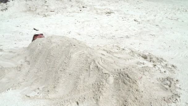 L'homme est couché couvert de sable — Video