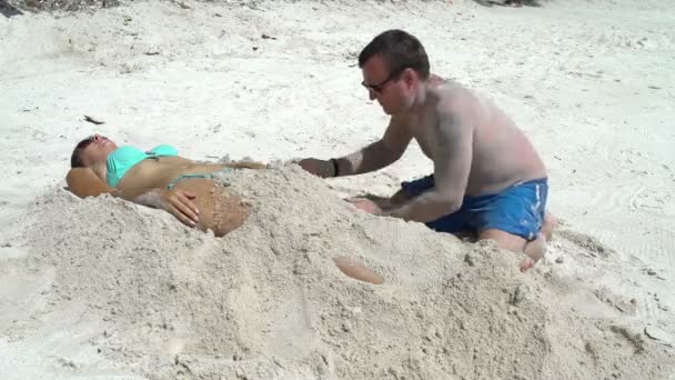 En man somnar till en kvinna med sand. Del 1 — Stockvideo