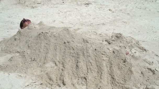 一个被沙子覆盖的女人起床离开了 — 图库视频影像