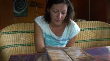 Menüye bir kafede bir kadın görünüyor