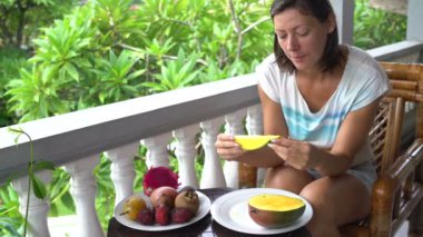 Mango Balkonda oturan kadın yiyor