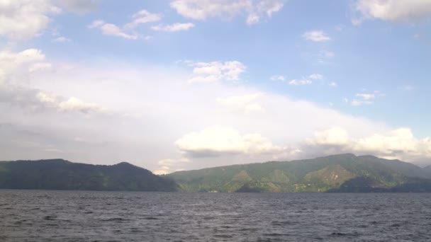 Lago entre montanhas — Vídeo de Stock