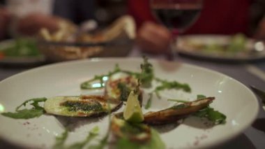 Zeytinyağlı midye lavaboya plakalı. Medler el alır