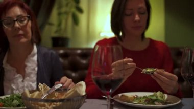 Kız bir restoranda yemek pişmiş midye