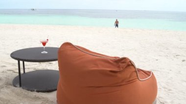 Bir adam denizden ortaya çıkar ve tembel için gider