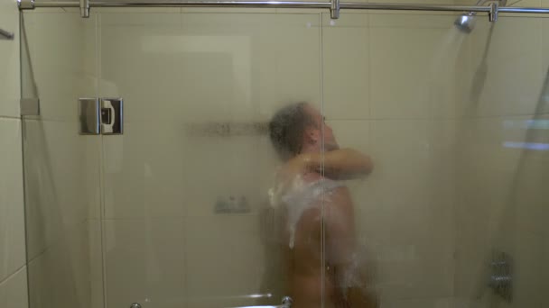 No chuveiro para limpar o homem — Vídeo de Stock
