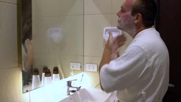 Чоловік викликає піну для гоління — стокове відео
