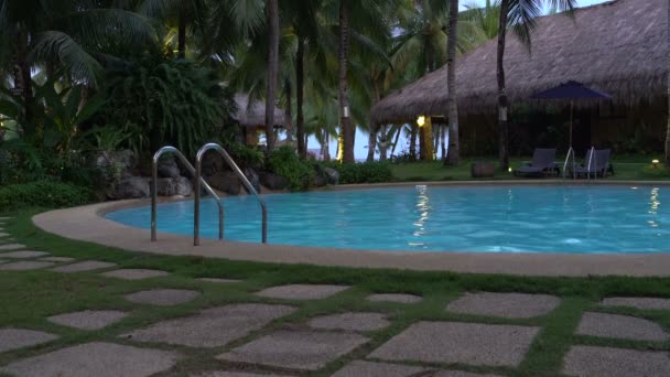 Piscina interior al aire libre por la noche — Vídeos de Stock