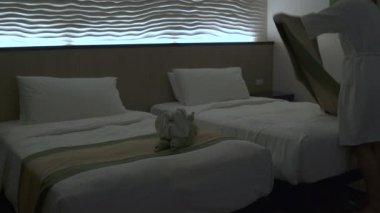 Bir sabahlık, kadında hazırlar yatak uyku için