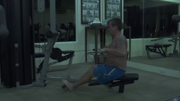 En man Simulator har varit i gymmet — Stockvideo