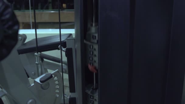 Planchas de hierro pesado en el simulador de deportes en torno a 5 — Vídeos de Stock