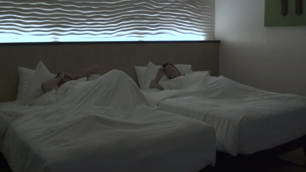 Un hombre y una mujer están despiertos en la habitación y de pie — Vídeo de stock