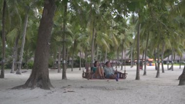 Sevgi dolu iki avuç içi arasında bir salıncak üzerinde sallanan