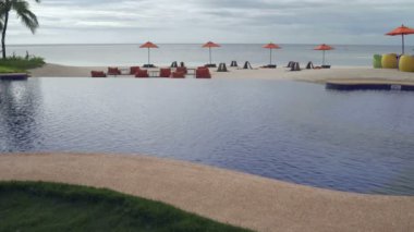 Deniz manzaralı açık yüzme havuzu