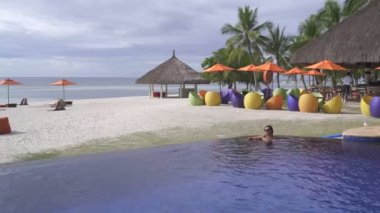 Açık havuz deniz yanında bir kadın