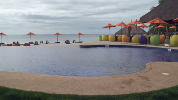 La belle piscine extérieure au bord de la mer — Video